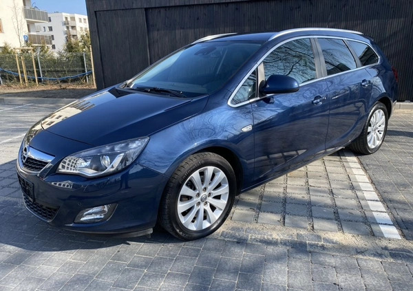 Opel Astra cena 29900 przebieg: 187000, rok produkcji 2012 z Września małe 562